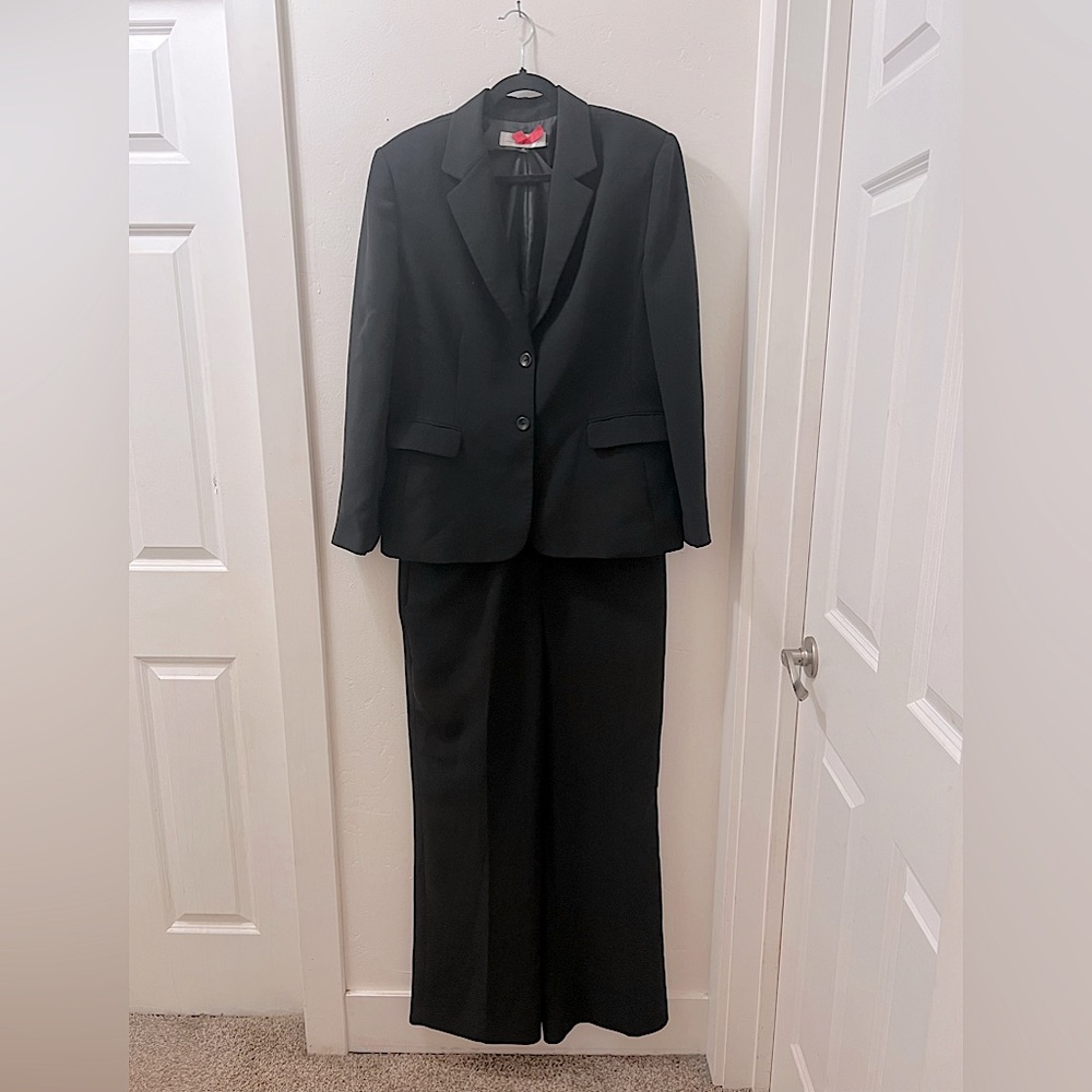 COPY - Womens Tahari by Arthur S. Levine Suit, Black, Size 16